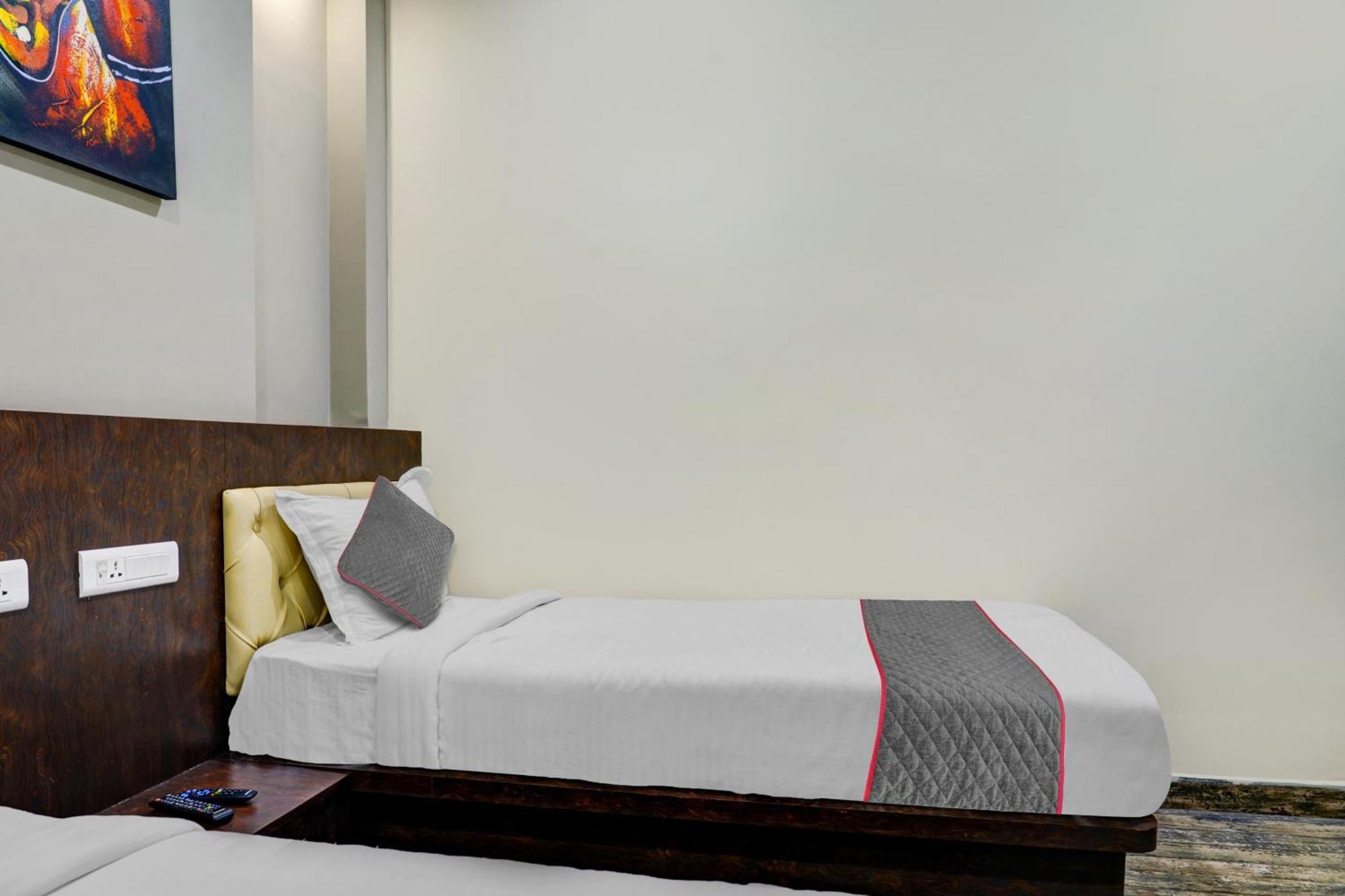 Super Townhouse Dev'S Inn By Cj Gunadala Esterno foto